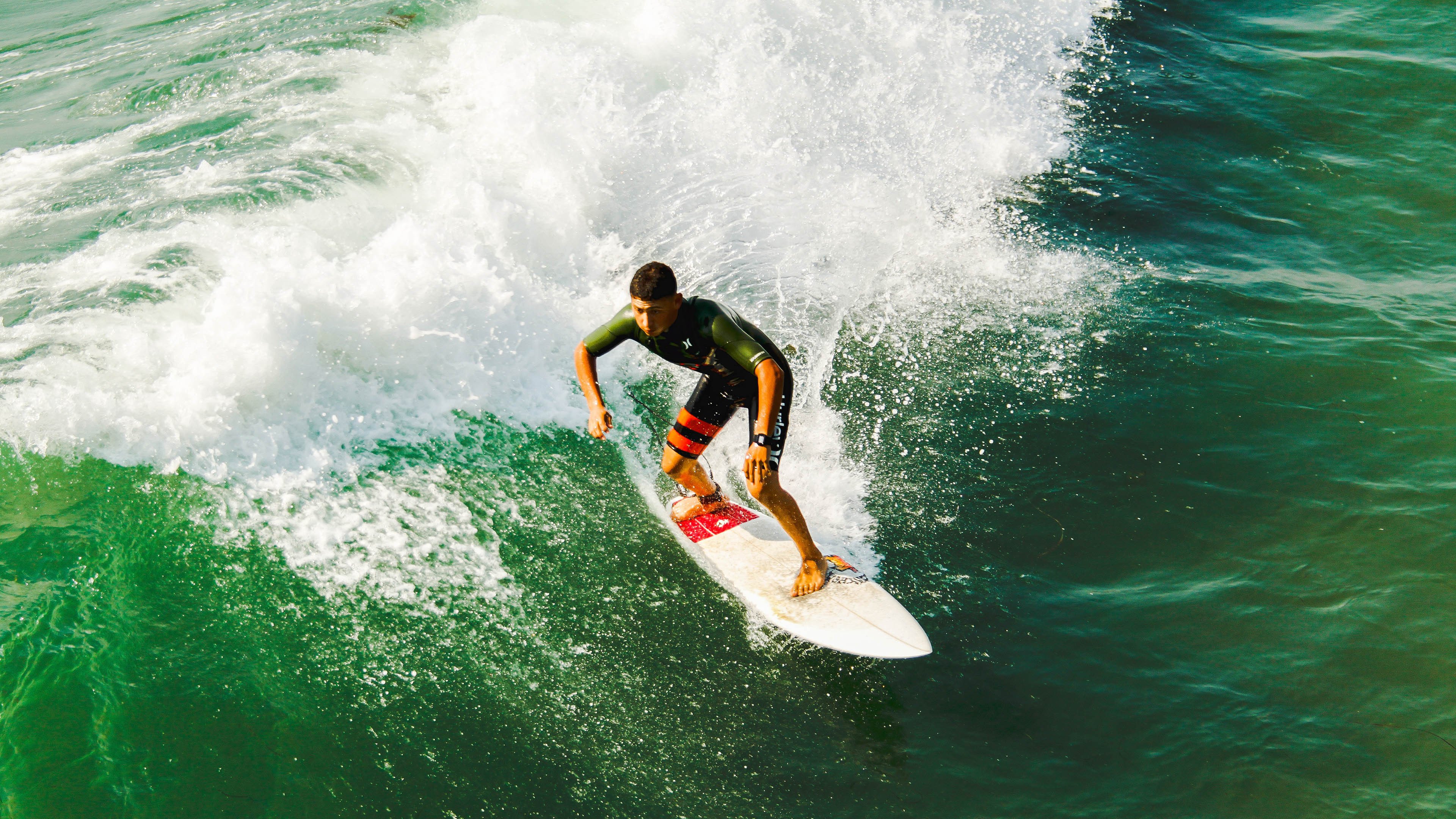 “泥泞冲刺：雨后赛道上的疯狂追逐”，雨后泥泞的路